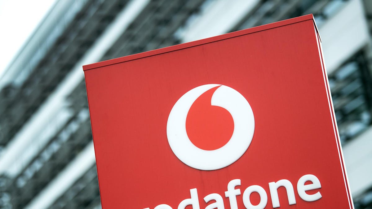 Das Vodafone-Logo 2019 vor der Firmenzentrale in Düsseldorf. Das Unternehmen will 2023 den MMS-Dienst für Handys einstellen.