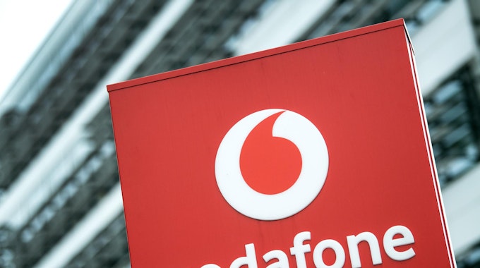 Das Vodafone-Logo 2019 vor der Firmenzentrale in Düsseldorf. Das Unternehmen will 2023 den MMS-Dienst für Handys einstellen.