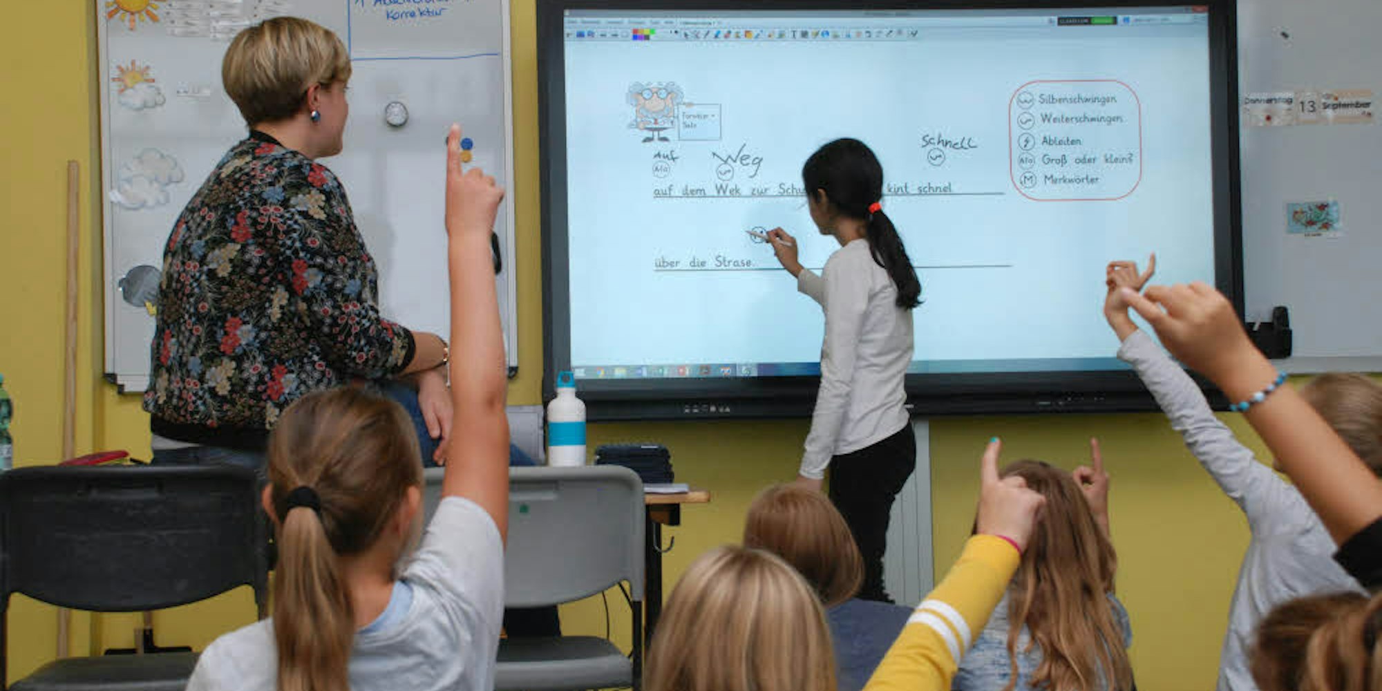 Mit dem digitalen Stift lässt sich die elektronische Tafel beschreiben. Lehrerin Jessica Müller setzt sie fächerübergreifend ein.