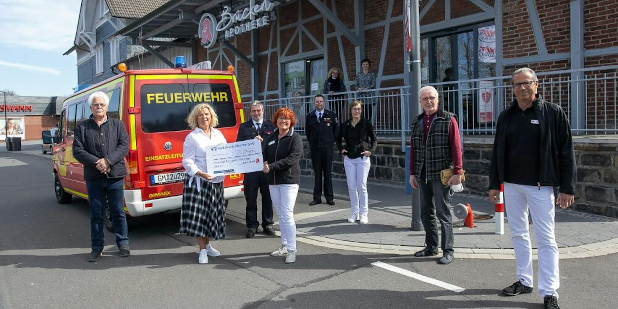 Die Spenden kommen der Tafel Marienheide, der Freiwilligen Feuerwehr Eckenhagen und dem Verein „Mittendrin“ zugute. Apothekerin Kristina Pernutz (2.v.l.) überreichte den Spendenscheck.