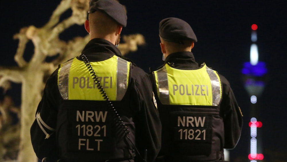 Offenbar bei einer Auseinandersetzung zwischen zwei Gruppen wurde ein 17-Jähriger in Düsseldorf lebensgefährlich verletzt.