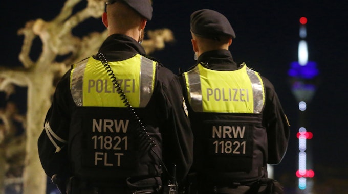 Zwei Polizisten in Düsseldorf.
