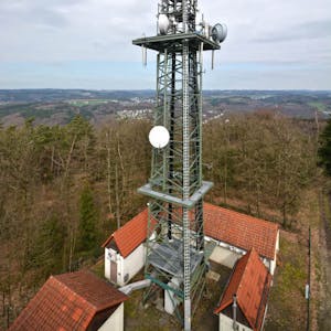 Der Sender auf der Hohen Warte dient nicht nur als Mobilfunkmast, sondern versorgt die Umgebung auch mit UKW-Hörfunk, dem analogen Fernsehsignal sowie dem für den DVB-T-Empfang.