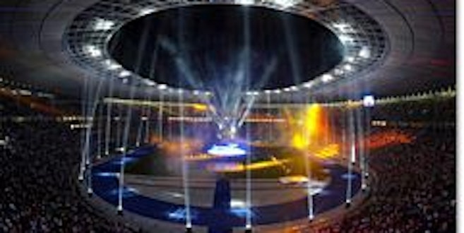 Eine Lichtshow erleuchtet in Berlin während der Eröffnungsfeier das umgebaute Olympiastadion.