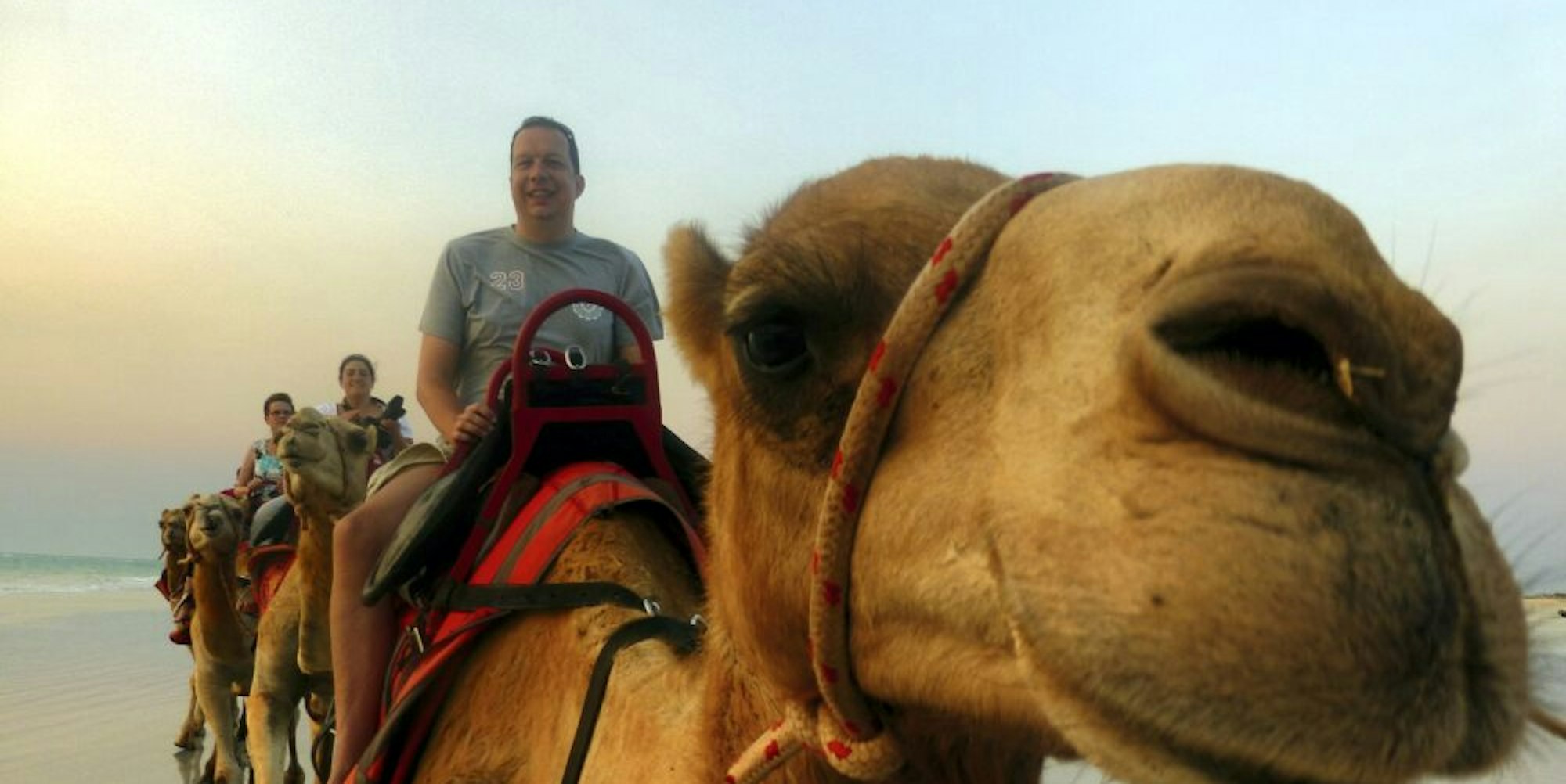 Nicht die drei Weisen aus dem Morgenland reiten hier auf Kamelen, sondern Frank Ochel und Begleiter in der australischen Wüste.