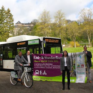 Den neuen Rad- und Wanderbus Oberes Ahrtal stellten Landrat Markus Ramers (auf dem E-Bike), Blankenheims Bürgermeisterin Jennifer Meuren (r.), ihre Kollegen aus den Gemeinden Adenau und Altenahr sowie Vertreter von Nordeifel Touristik, Kreis und RVK vor.