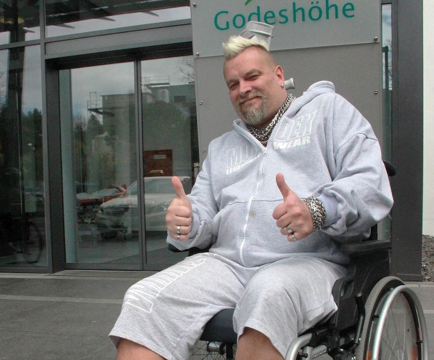 Im Rollstuhl: Seine Reha verbrachte Esser in einer Klinik in Bad Godesberg.