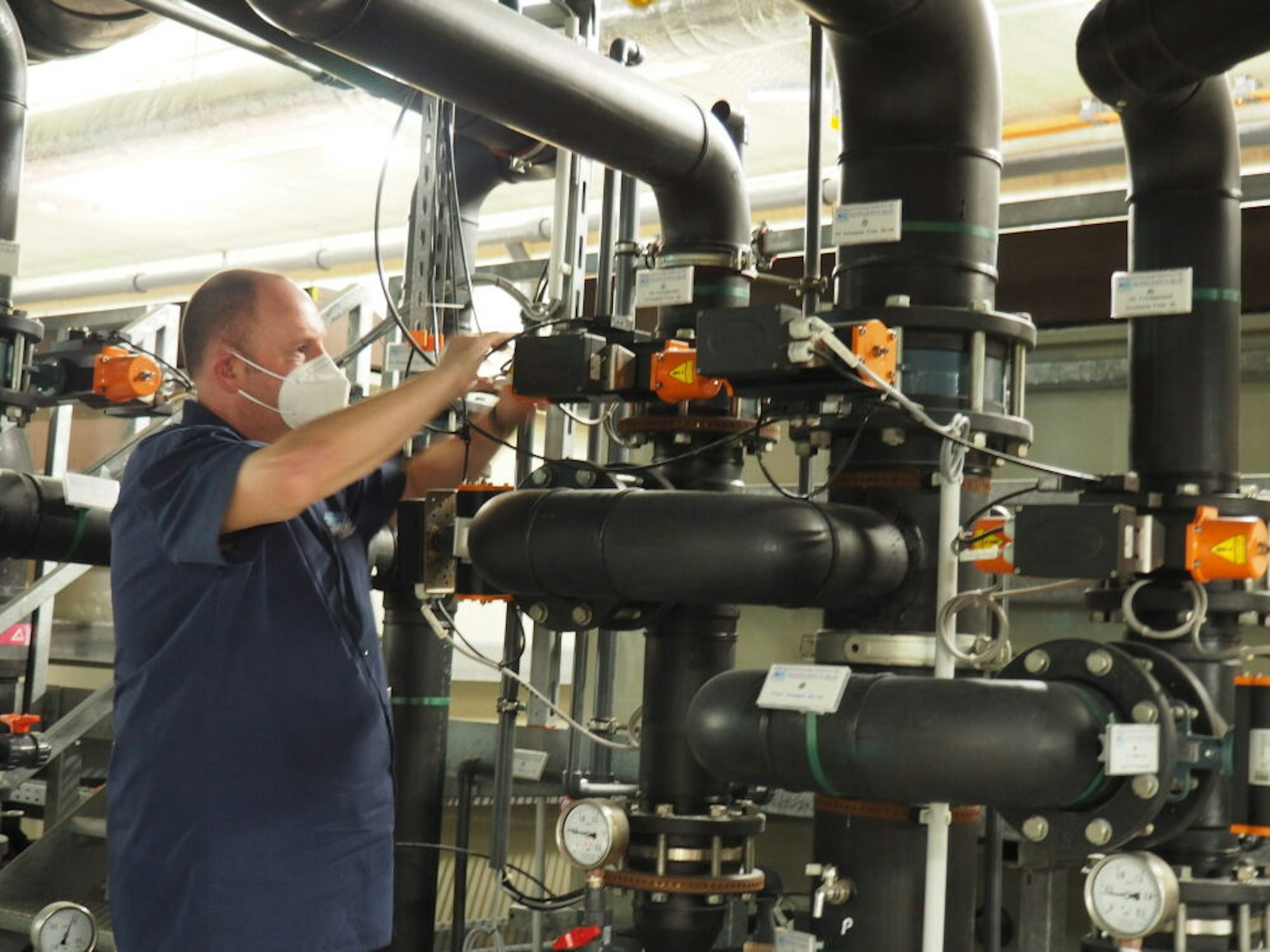 Gerd Dommeleers kontrolliert die technischen Anlagen im Untergeschoss der Stommelner Bäderlandschaft Aquarena.