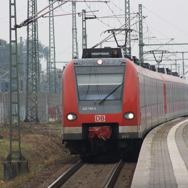 Die Deutsche Bahn informiert am Dienstagmorgen über Verspätungen und Teilausfälle auf mehreren Linien Richtung Troisdorf. Hier ein Symbolfoto von einer S-Bahn.