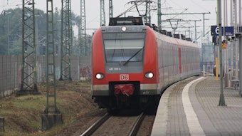 Die Deutsche Bahn informiert am Dienstagmorgen über Verspätungen und Teilausfälle auf mehreren Linien Richtung Troisdorf. Hier ein Symbolfoto von einer S-Bahn.