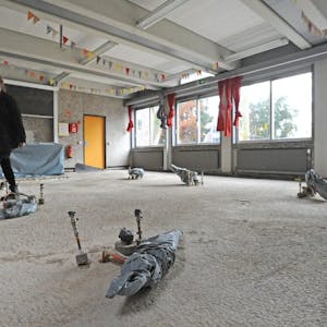 Auch fünf Monate nach der Flut laufen im Erdgeschoss der Grundschule Am Hammer noch Bautrockner und Lüfter.