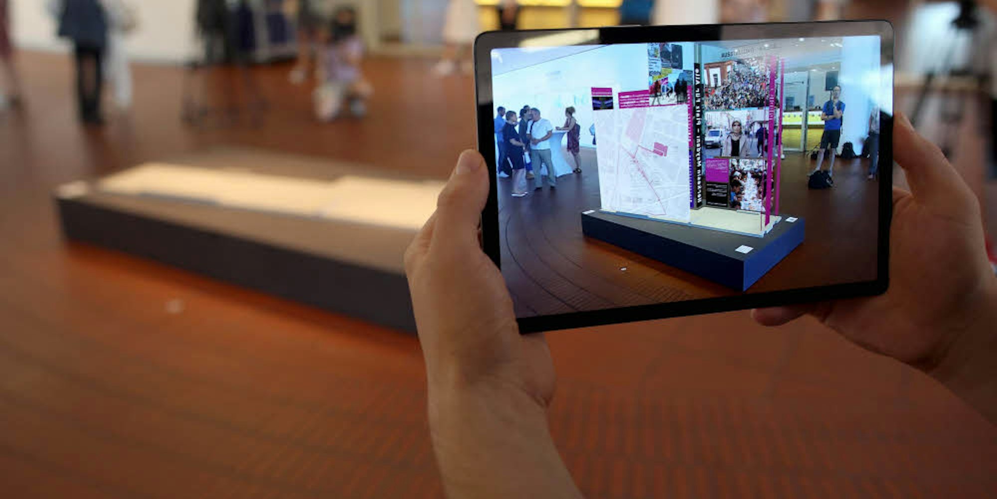Ein virtuelles Haus soll das NSU-Mahnmal werden – Besucher im Museum Ludwig können es auf dem Tablet ausprobieren.