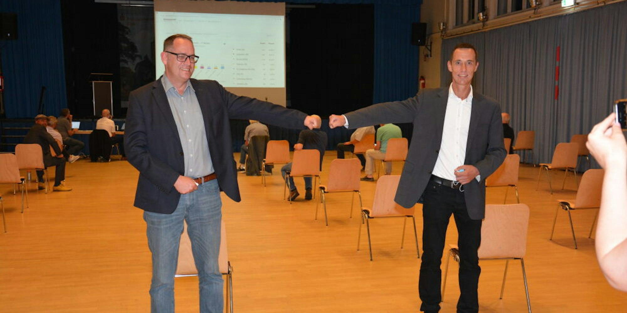 Dieter Spürck (CDU) und Andreas Lipp (SPD) (v.r.) kommen in die Stichwahl für das Bürgermeisteramt. In der Jahnhalle hielt sich der Andrang der Bürger bei der Präsentation der Wahlergebnisse in Grenzen.