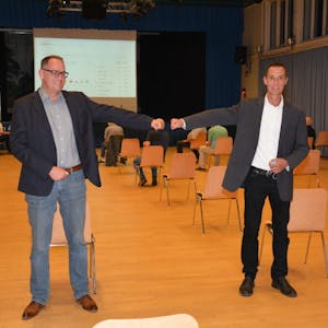 Dieter Spürck (CDU) und Andreas Lipp (SPD) (v.r.) kommen in die Stichwahl für das Bürgermeisteramt. In der Jahnhalle hielt sich der Andrang der Bürger bei der Präsentation der Wahlergebnisse in Grenzen.