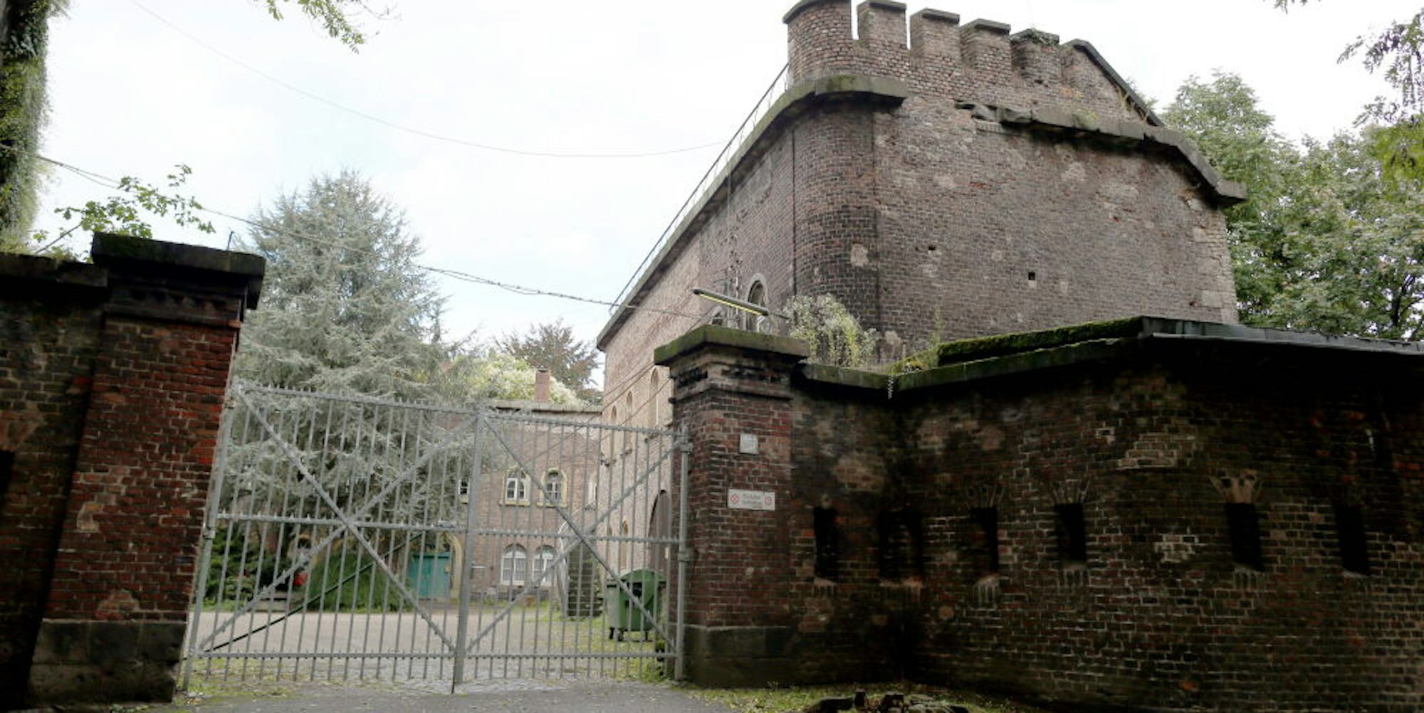 Der Zugang zum Fort X am Neusser Wall ist meist gesperrt, im Innenhof steht eine riesige Zeder, die von der Stadt als nicht mehr standsicher bezeichnet wird.