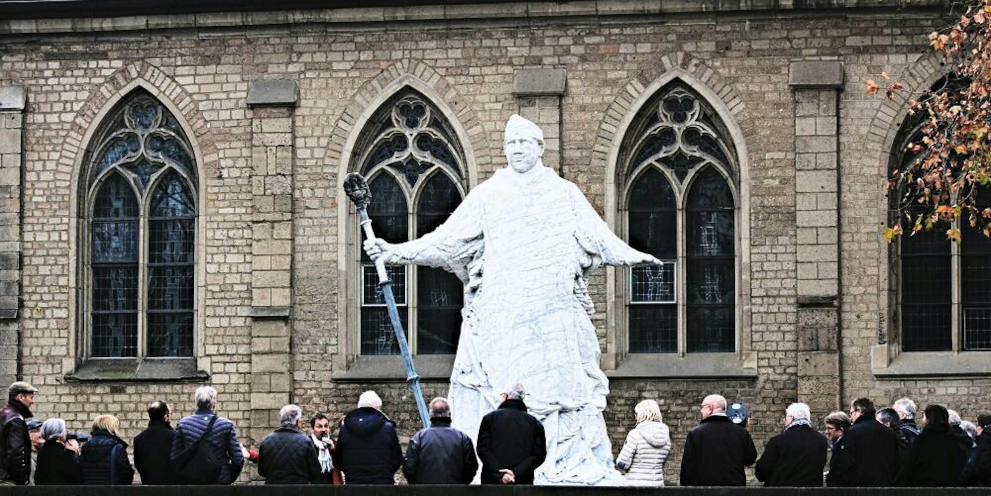 Bei seiner Einweihung im Dezember 2018 erstrahlte die Statue des heiligen Severin in Weiß.