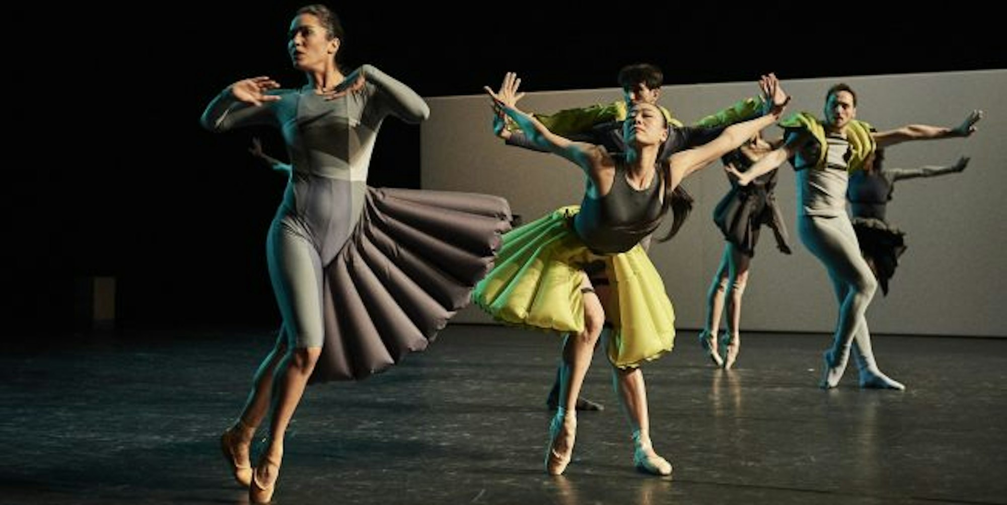 Tanzen mit größerem Abstand: Szene aus Richard Siegals Ballettabend: „On Body: BoD/ Made for Walking/ UNITXT“