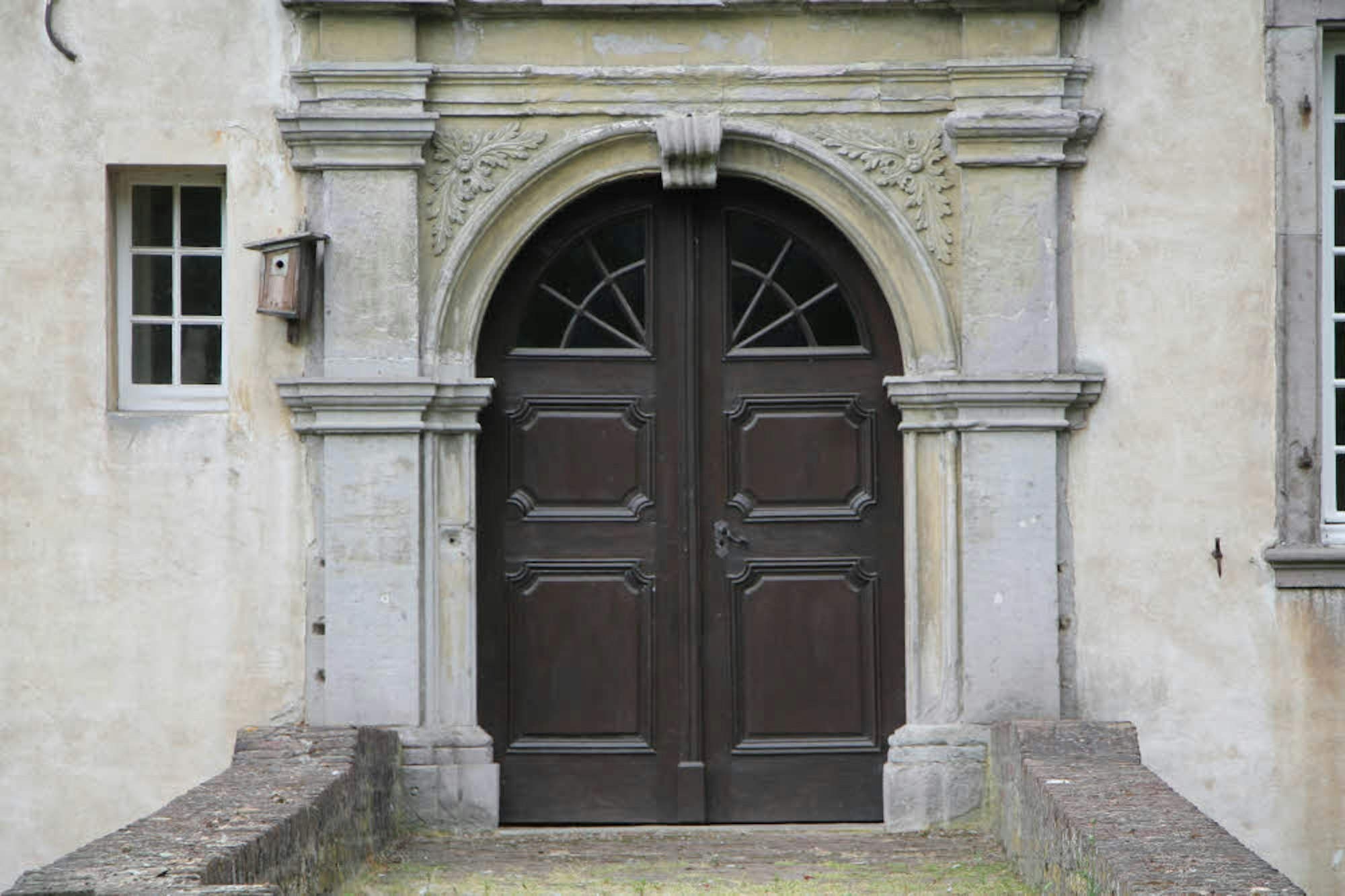 Das mächtige Eingangsportal ist original aus der Barockzeit.