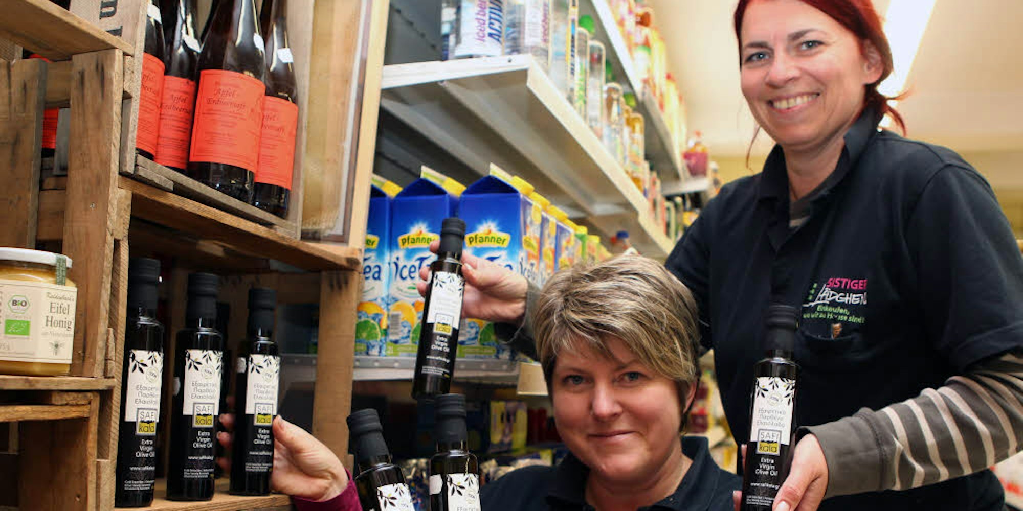 Eine von sieben Verkaufsstellen in Deutschland für Bauer Spyridakis’ Öl ist Sistig. Kerstin Betz (l.) und Anja Schmitz räumen die Flaschen ins Regal des Dorflädchens.