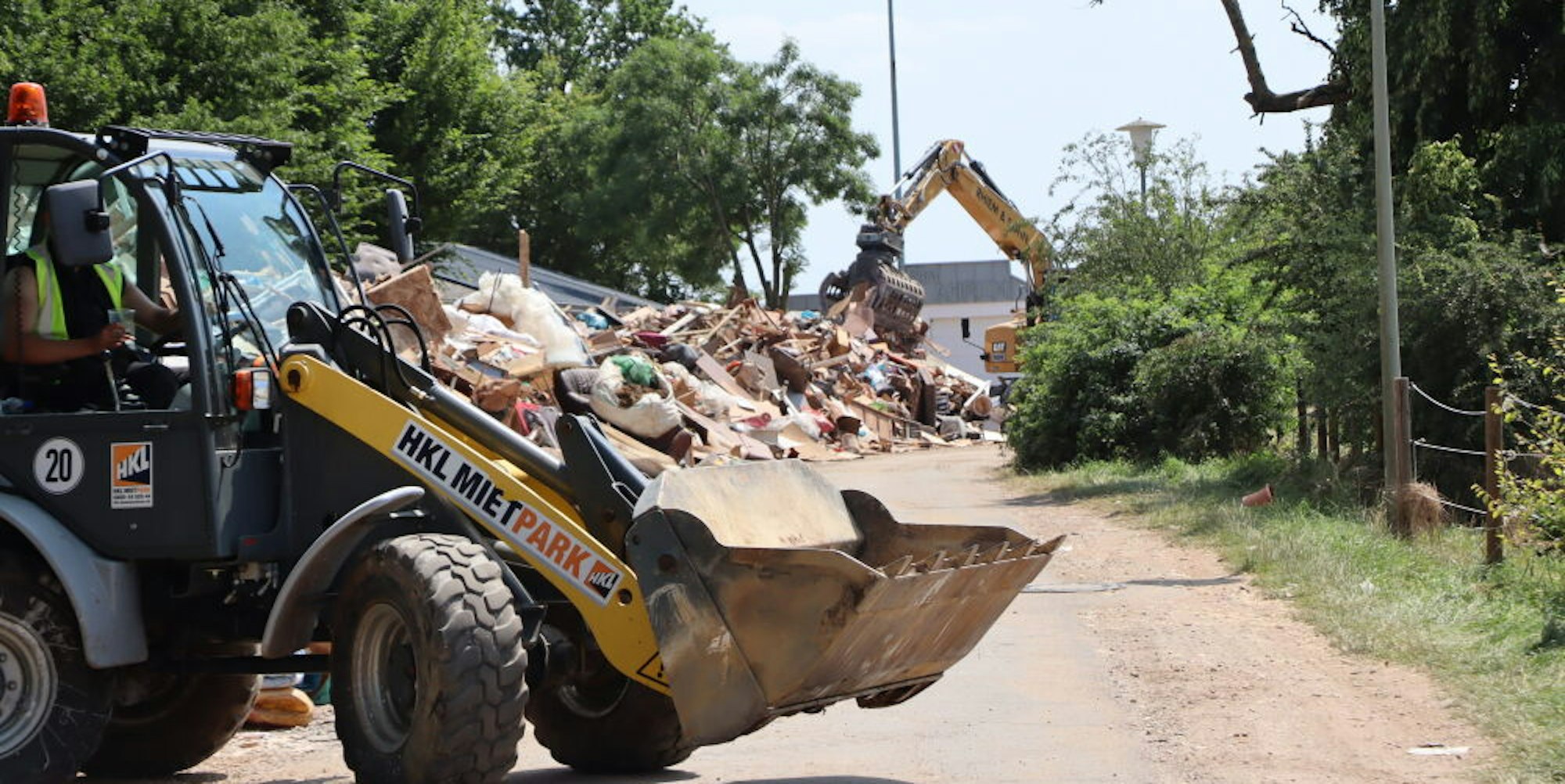 Der Aufbau der von der Flut zerstörten Häuser in Blessem wird lange dauern, dafür sind auch Handwerker vonnöten.