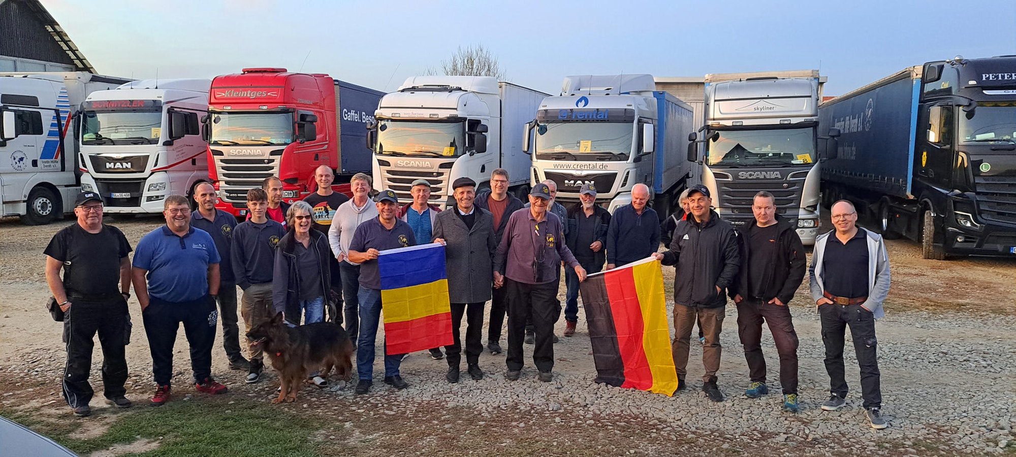 Wiedersehen in Sebeș: die Hilfstransporteure aus dem Bergischen mit ihren rumänischen Partnern.