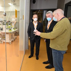 Firmengründer Stefan Miltenyi (r.) erläutert Andreas Pinkwart und Michael Hallek (l.) die Arbeit in den Laboren.