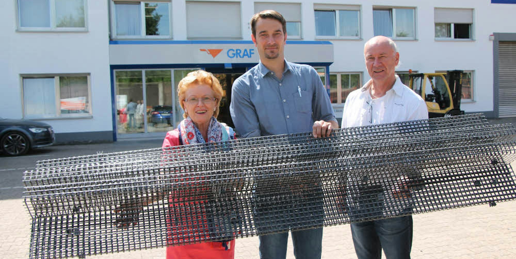 Firmenchefin Jutta Graf zeigt zusammen mit Prokurist Volker Salentin und Verkaufsleiter Harald Nauroschat das Kohlenstoffprodukt Carbon, das sie leicht tragen können.