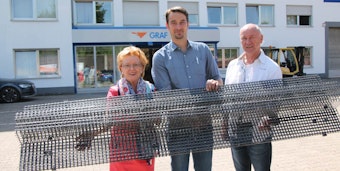 Firmenchefin Jutta Graf zeigt zusammen mit Prokurist Volker Salentin und Verkaufsleiter Harald Nauroschat das Kohlenstoffprodukt Carbon, das sie leicht tragen können.