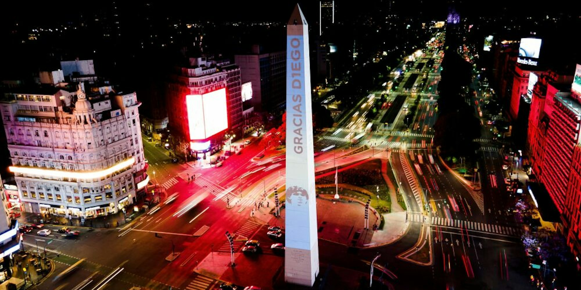 Der Obelisk der Millionenmetropole Buenos Aires ist mit einem Bild Diego Maradonas und dem Schriftzug „Danke, Diego“ angestrahlt.