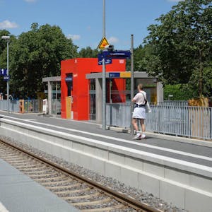 Der Bahnhof Stümpen ist seit Sommer 2017 barrierefrei – als einziger Bahnhof im Rösrather Stadtgebiet. Das Foto entstand kurz nach den Bauarbeiten, ein Behelfsbahnsteig (l.) ist nun abgebaut.