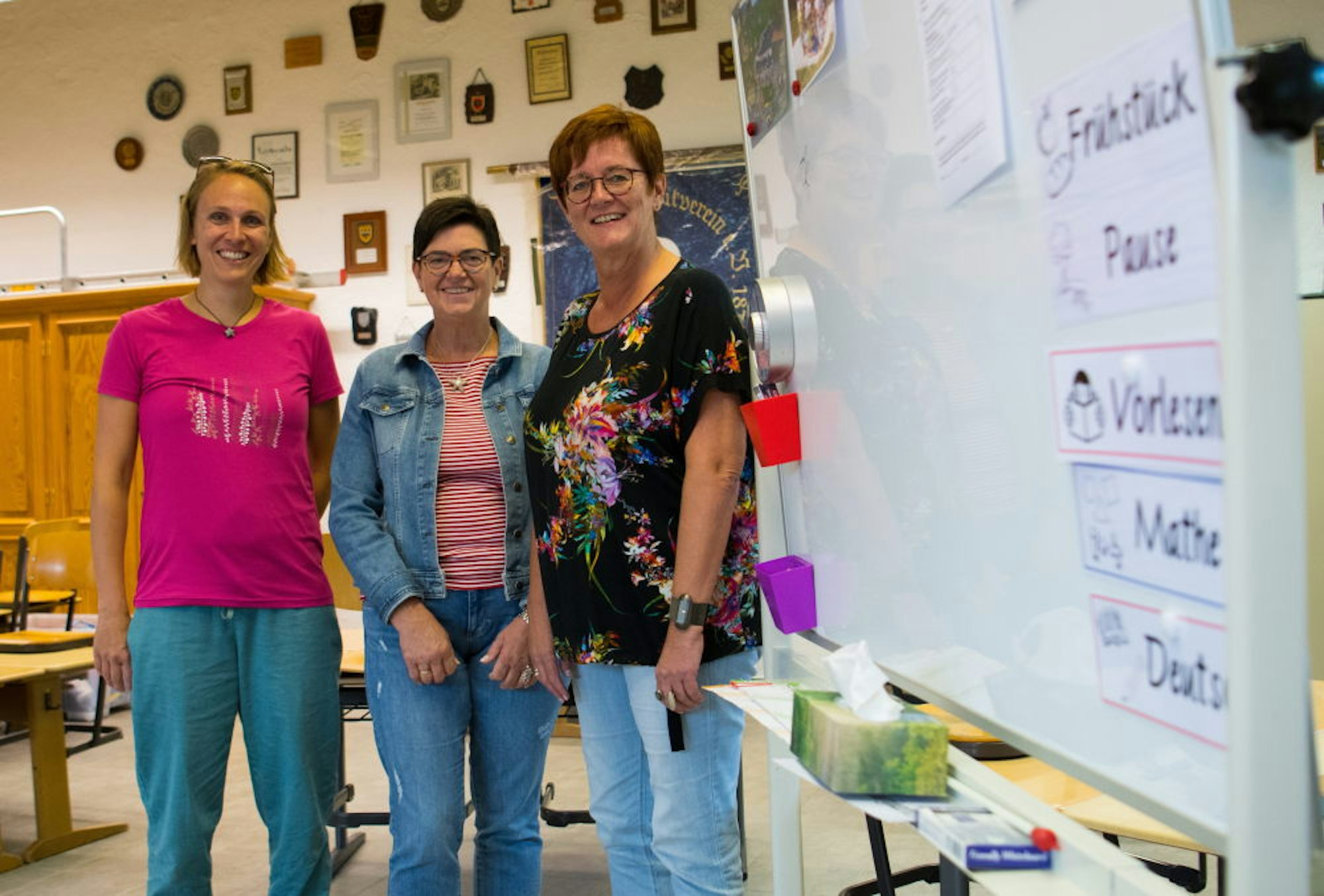 Kathi Rapp (v.l.), Martina Klaes und Maren Sirringhaus sind von dem vorübergehende Klassenraum begeistert, der für die Grundschüler eingerichtet wurde.