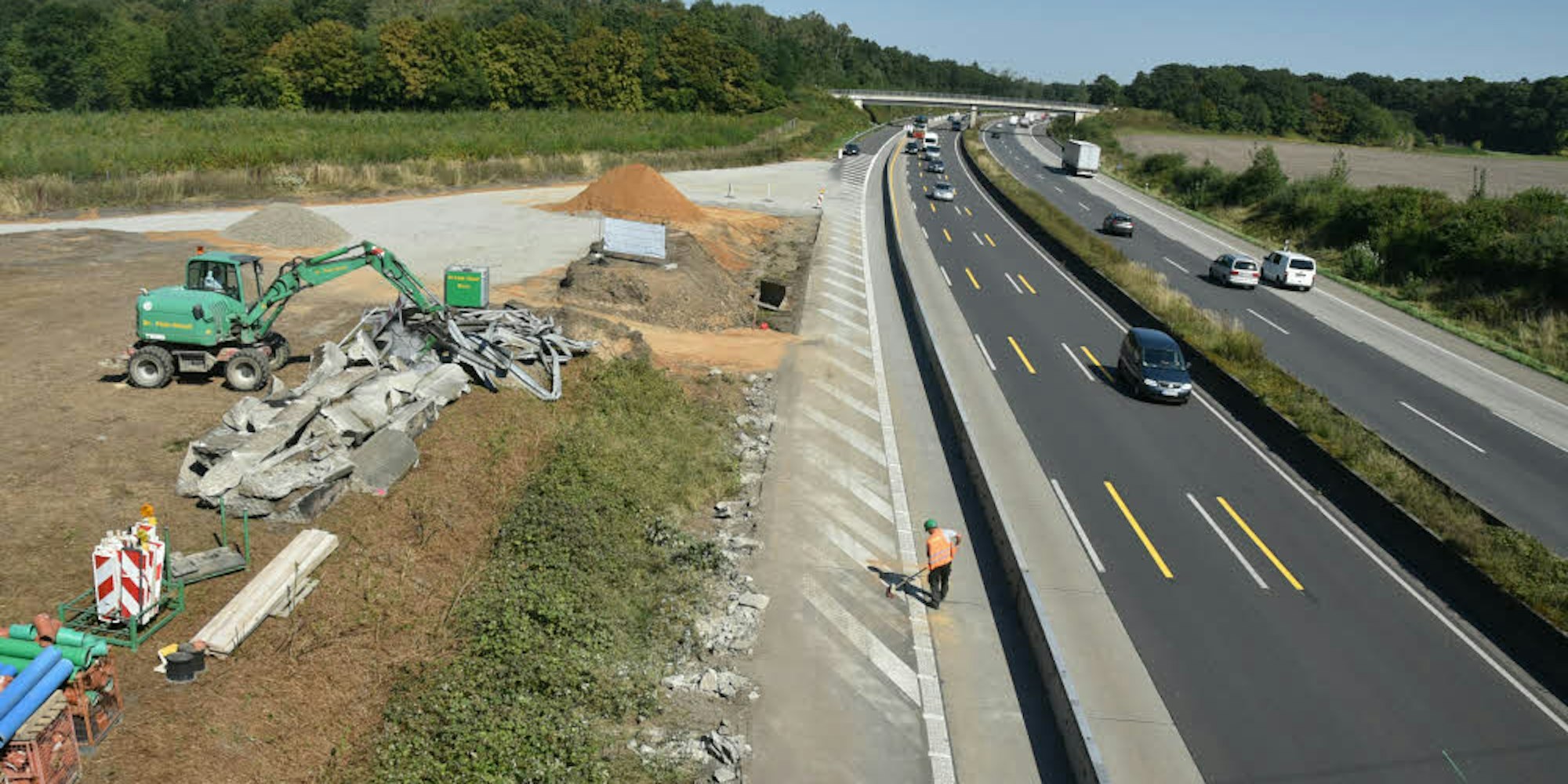 Über den Standstreifen auf der Autobahn 4 führt zunächst eine Baustellenzufahrt. An dieser Stelle soll später der neuen Autobahnanschluss entstehen.