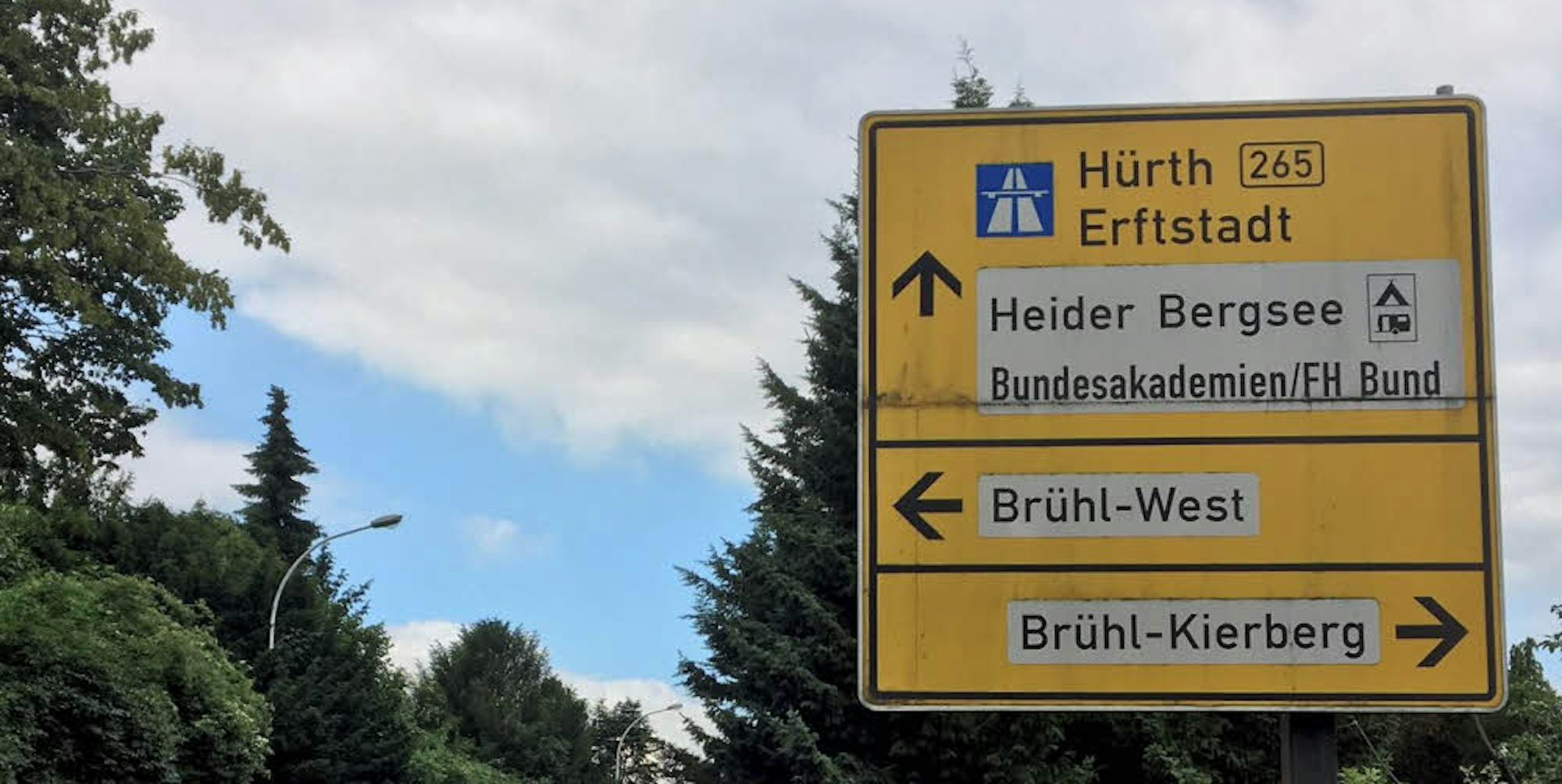 Die Hinweistafeln täuschen. Über die Theodor-Heuss-Straße sind Erftstadt und Hürth derzeit nicht mehr zu erreichen.