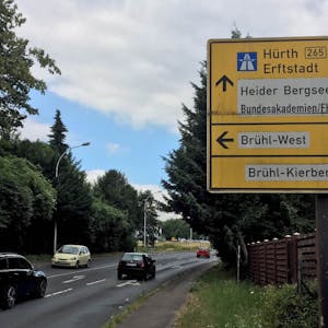 Die Hinweistafeln täuschen. Über die Theodor-Heuss-Straße sind Erftstadt und Hürth derzeit nicht mehr zu erreichen.