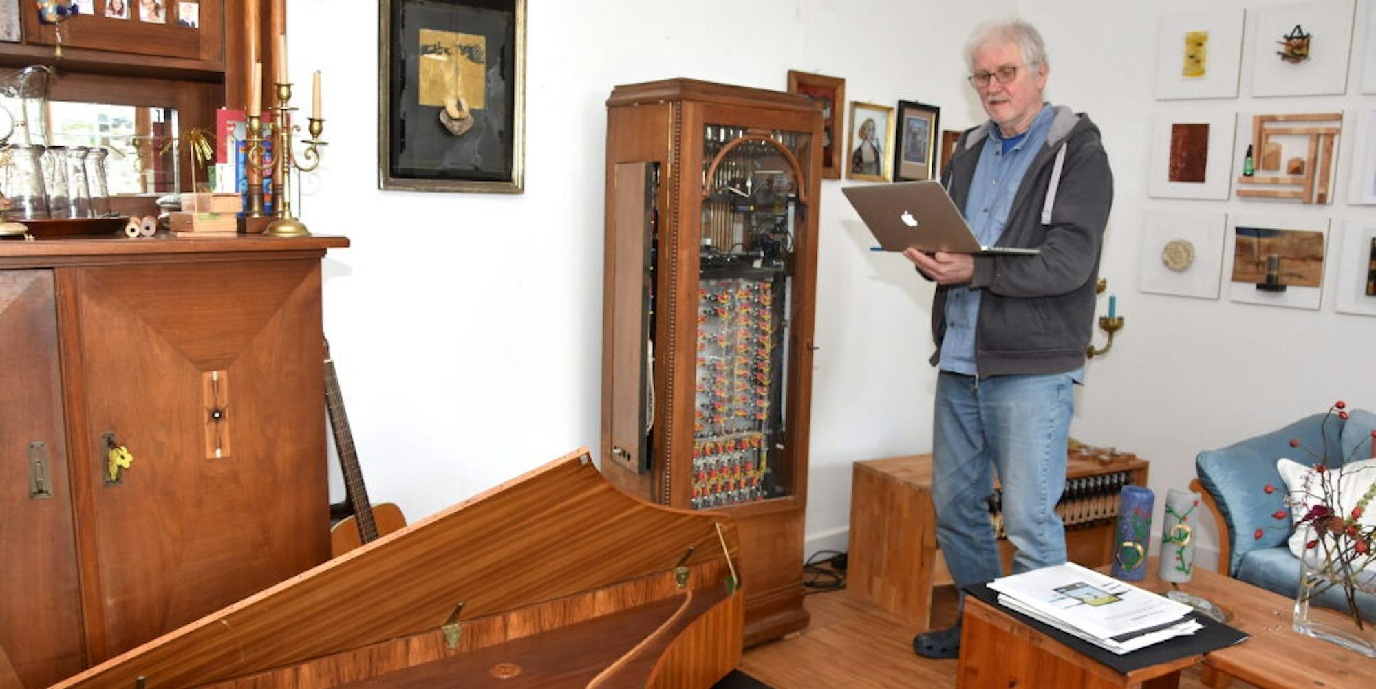 Die Installation mit Spinett (vorn), Xylophon (hinten) und den drei Klangmaschinen im Uhrkasten steuert Gerhard Kern mit dem Laptop.