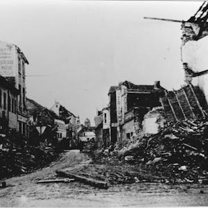 Große Teile der Stadt wurden im Krieg zerstört. Kellermann rettete immer wieder Verletzte aus den Trümmern. 
