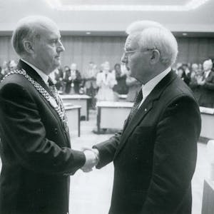 Gegenseitiger Respekt: Hubert Sülzer (CDU, r.) gratuliert am 20. Oktober 1989 seinem Nachfolger Karl Holthaus (SPD).