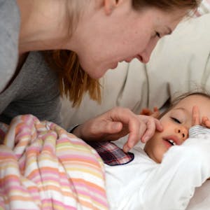 Will ein Kind partout nicht einschlafen, versuchen es Eltern am besten erst mal mit einfachen Änderungen im Alltag - und abendlichen Ritualen.