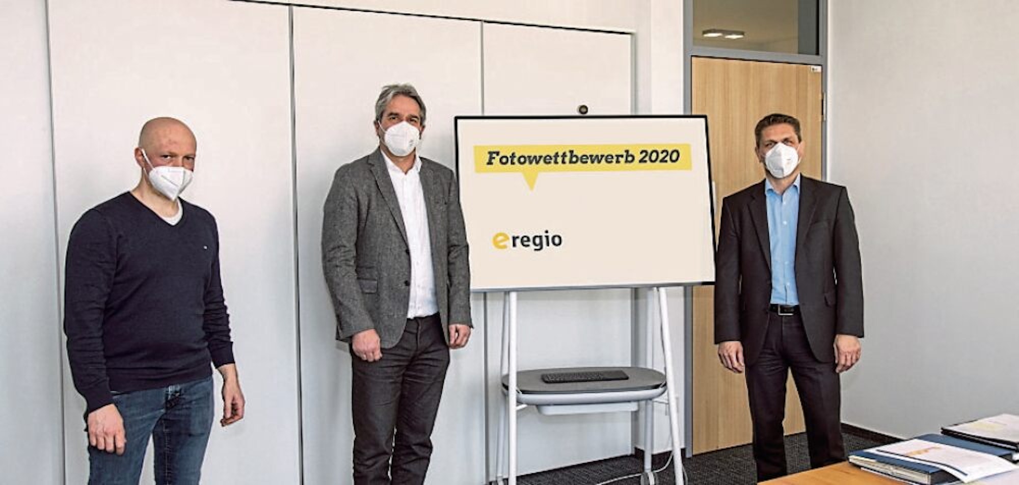 Bewerteten für e-regio die Fotos: die Geschäftsführer Stefan Dott (v.r.) und Markus Böhm sowie Roman Hövel (Marketing).