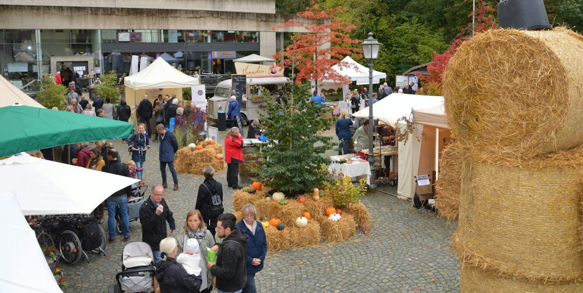 Mit kontrolliertem Zugang, Erfassung von Kontaktdaten und viel Platz zwischen den Ständen war der Herbstmarkt in Schloss Eulenbroich möglich.