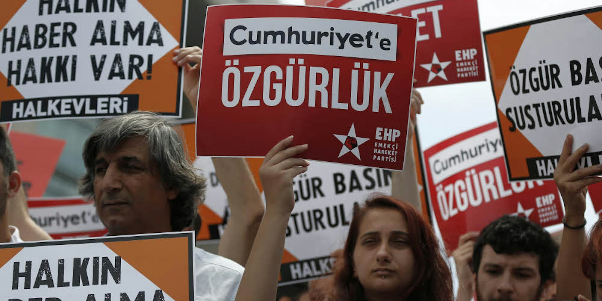 Journalisten und Aktivisten protestieren im Juli vor einem Gericht in Istanbul gegen den Prozess gegen 17 aktuelle und ehemalige Mitarbeiter der regierungskritischen „Cumhuriyet“ Zeitung.