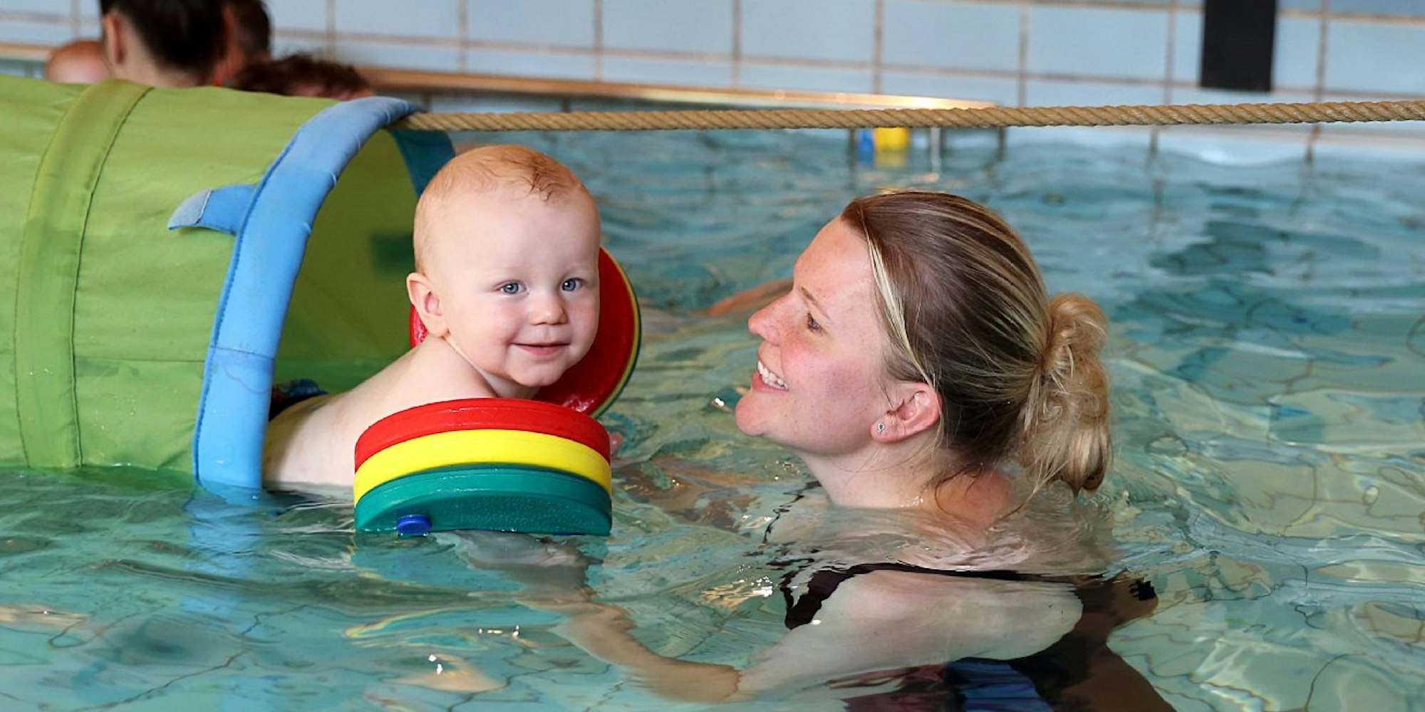 Im Babyschwimmkurs, an dem Johanna Langer und mit ihrem Sohn Luuk teilnimmt, werden auch Wasserspielzeug und ein schwimmender Tunnel genutzt.