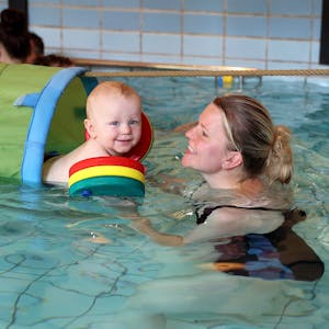 Im Babyschwimmkurs, an dem Johanna Langer und mit ihrem Sohn Luuk teilnimmt, werden auch Wasserspielzeug und ein schwimmender Tunnel genutzt.