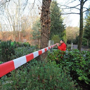 Weite Bereich des Kommunalfriedhofs Kellerhansberg sind am Freitag von der Stadt aus Sicherheitsgründen abgesperrt worden, weil Bäume umstürzen könnten.