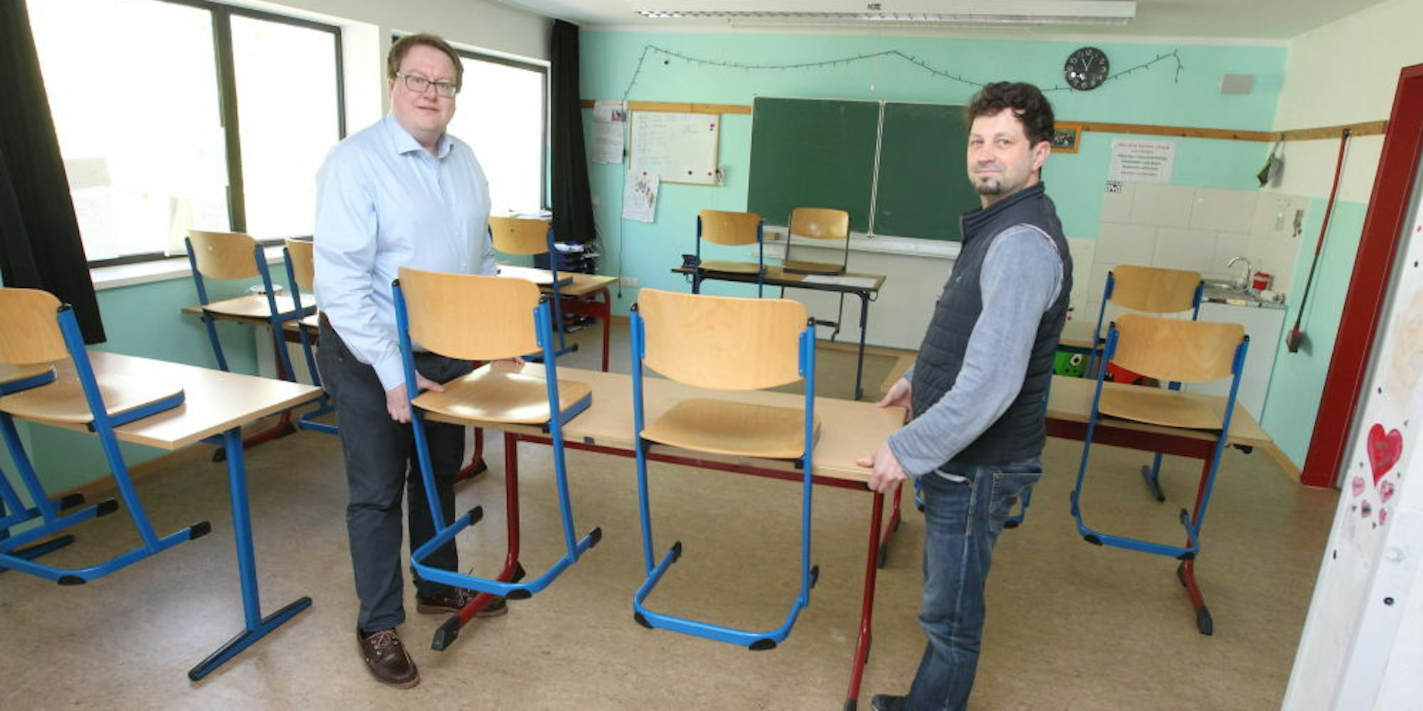 Nur noch fünf Schüler je Klassenraum sollen demnächst im Kunstkolleg sitzen. Dr. Marcus Wüst (links) und Raimund Pabst schafften Platz für Abstand.