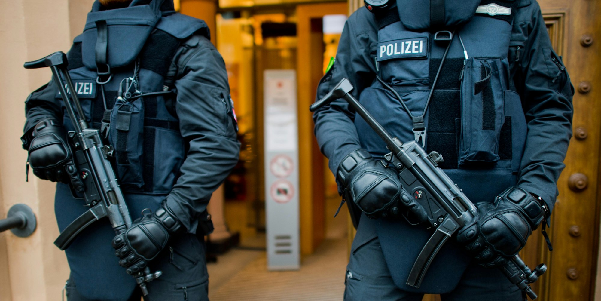 Polizei-symbolbild_schwer_bewaffnet