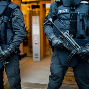 Polizei-symbolbild_schwer_bewaffnet