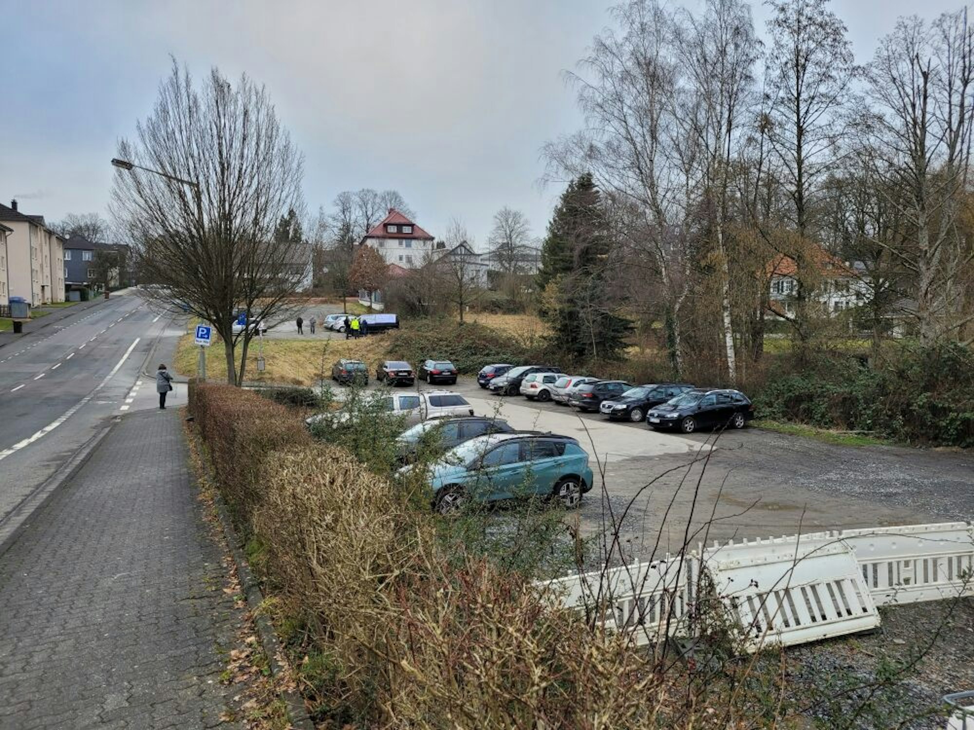 Auf dem unteren der Parkplätze an der Friedenstraße soll 2023 die erste Mobilstation entstehen.