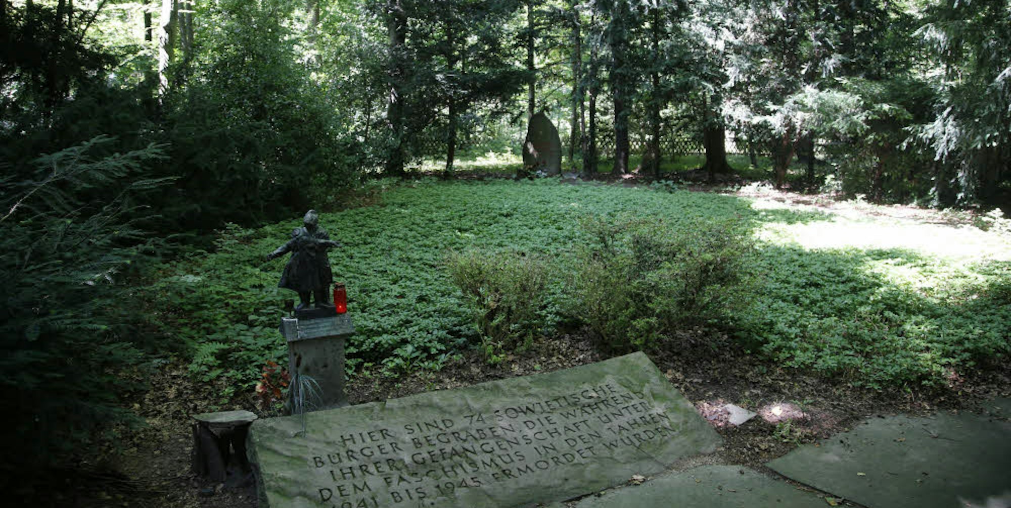Ein besonderer Ort mitten im Wald: Eine Gedenkstätte erinnert an die Ermordung von Zwangsarbeitern. (Archivfoto)