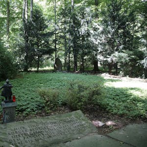 Ein besonderer Ort mitten im Wald: Eine Gedenkstätte erinnert an die Ermordung von Zwangsarbeitern. (Archivfoto)